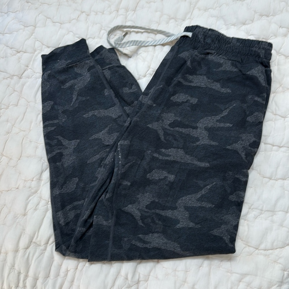Vuori Halo Joggers (black camo)